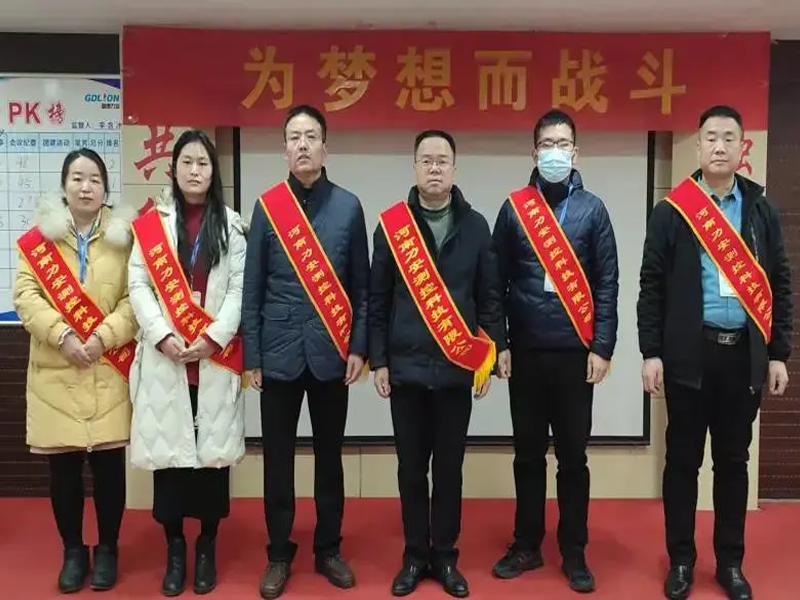 他們是一束光，為伊始照亮